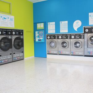 Lavar ropa a máquina en la lavandería doméstica