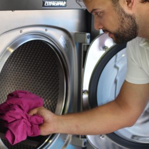 Una buena elección de productos y bajar la temperatura del agua te ayudarán a ahorrar al hacer la colada en lavadoras industriales.
