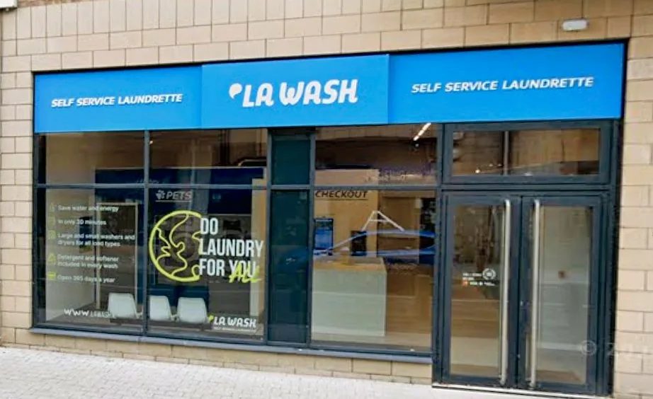 Fachada de la lavandería autoservicio La Wash en Killegland Street, Ashbourne