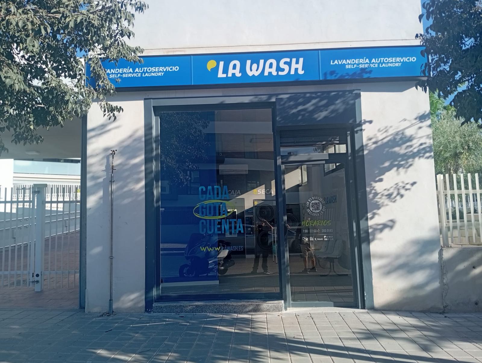 Fachada de la lavandería autoservicio La Wash en Calle Cronista Isidro Buades 28, Sant Joan d’Alacant