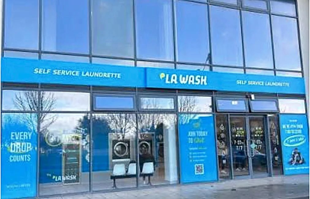 Fachada de la lavandería autoservicio La Wash en Southgate Shopping Centre, Drogheda