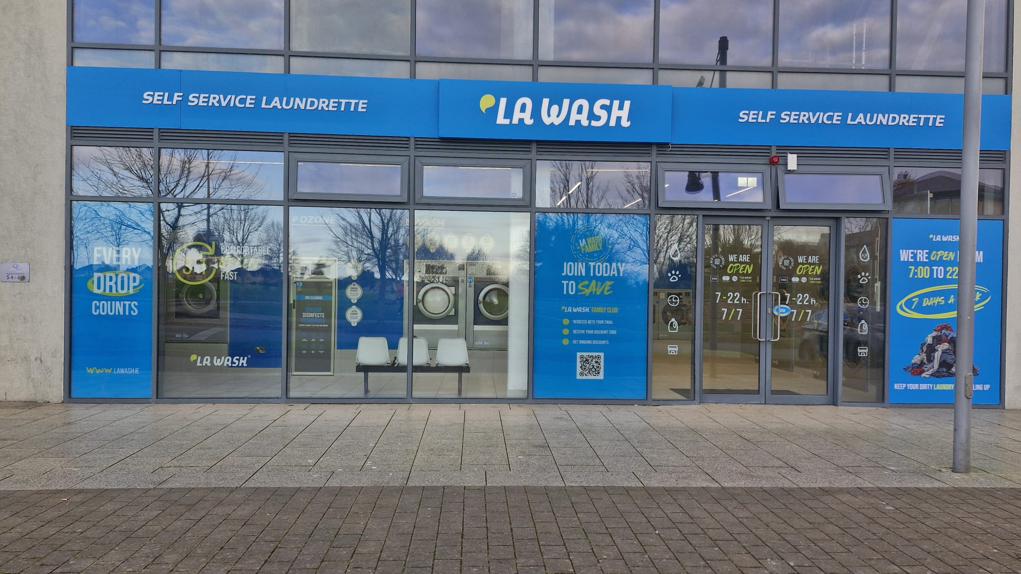 Fachada diurna de la lavandería La Wash Southgate Shopping Centre, Drogheda