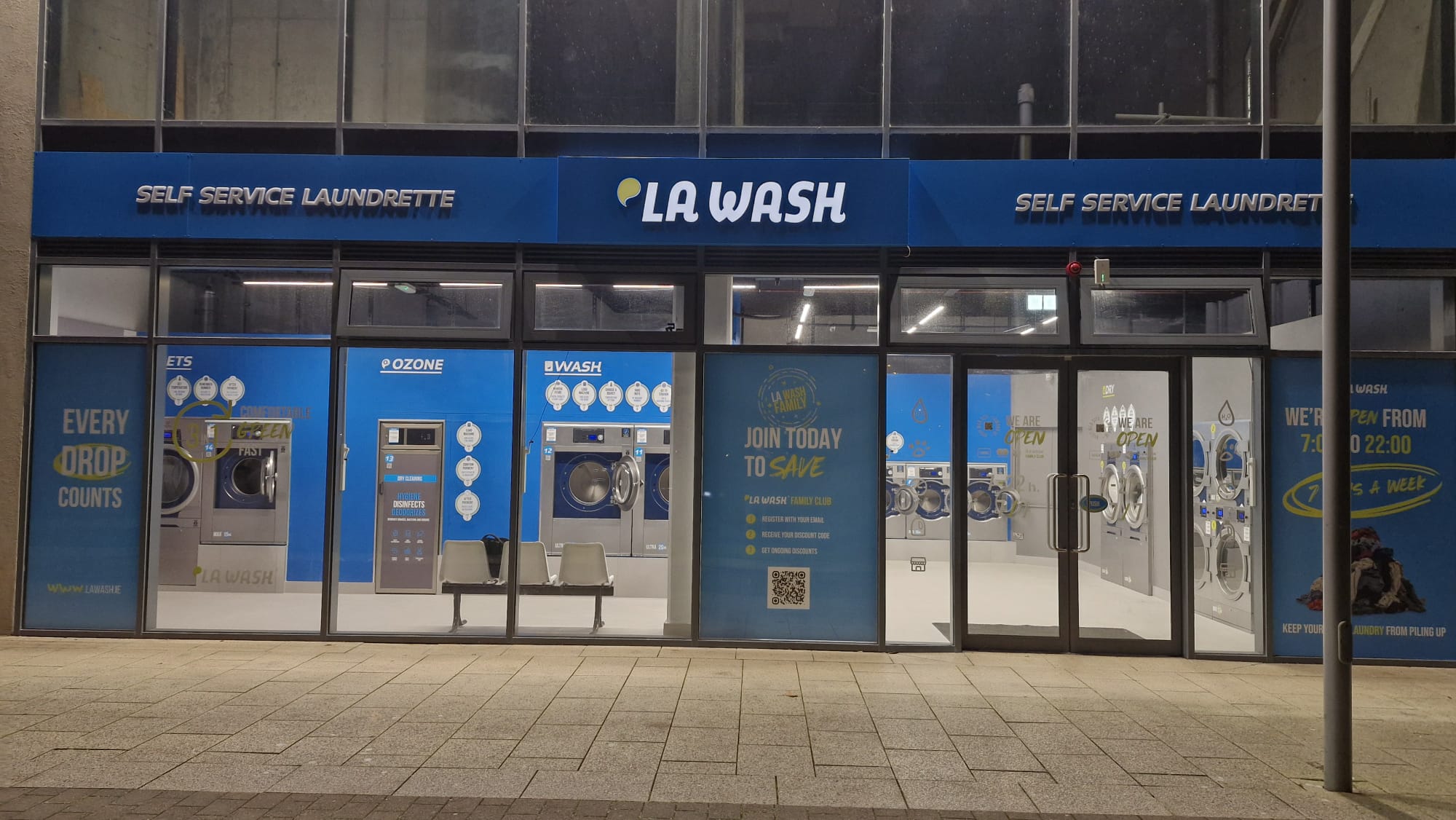 Fachada nocturna de la lavandería La Wash Southgate Shopping Centre, Drogheda