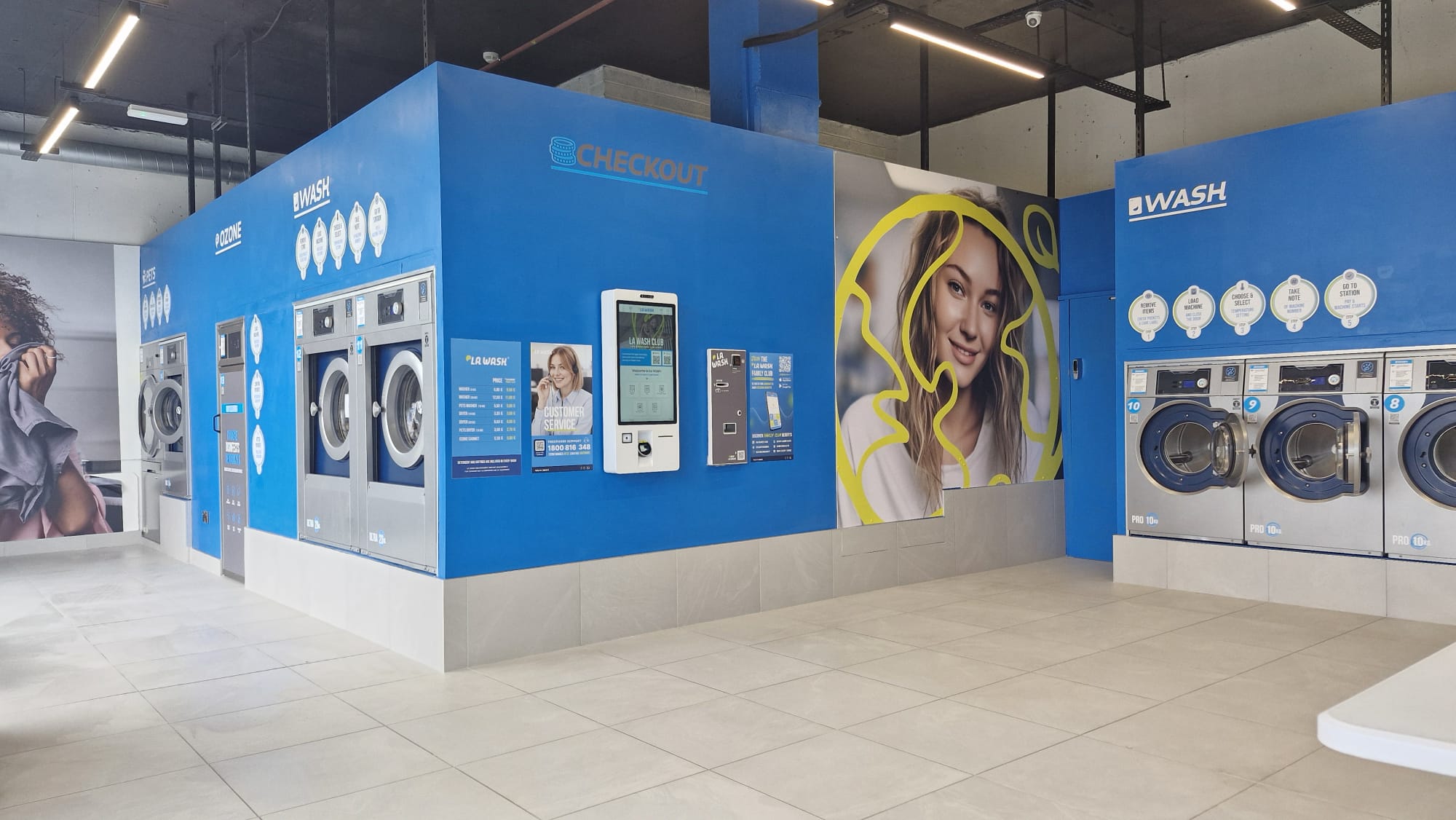 Interior de la lavandería autoservicio La Wash en Southgate Shopping Centre, Drogheda