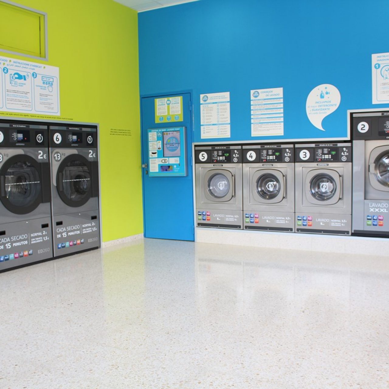 Lavar ropa a máquina en la lavandería doméstica