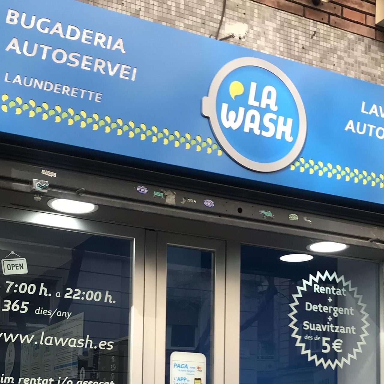 lavanderia-autoservicio-la-wash-amigo-23-en-barcelona