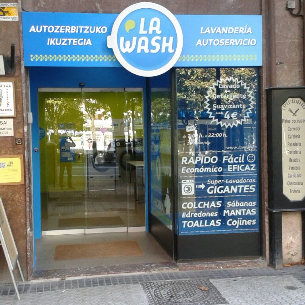 Lavandería autoservicio La Wash en el 24 de la Avda. Madrid de San Sebastián.