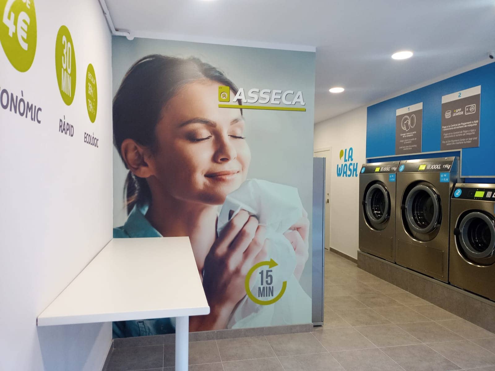 Nueva La Wash en Cornellà, lavadoras en la Plaça Marsans i Peix 6